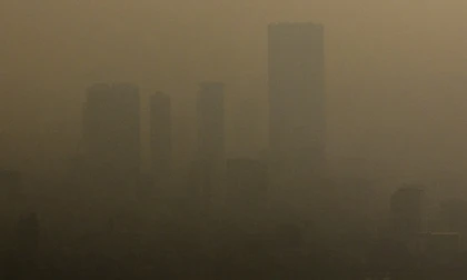 Loạt công trình biểu tượng của Hà Nội chìm trong lớp mù dày đặc