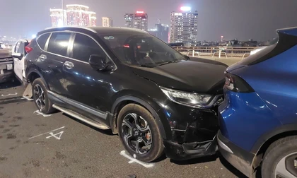 6 ô tô va chạm liên hoàn trên cầu Nhật Tân (Hà Nội)