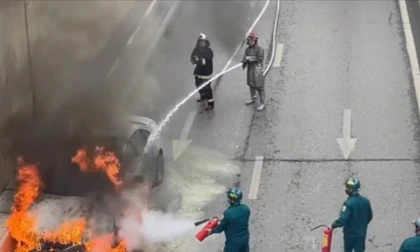 Hà Nội: Xe ô tô gắn logo Audi bốc cháy ngùn ngụt ở hầm chui Thanh Xuân