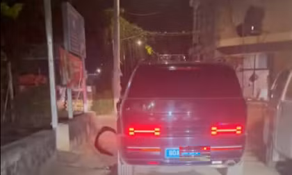 Hà Nội: Công an vào cuộc xác minh xe biển xanh rời khỏi hiện trường sau va chạm giao thông