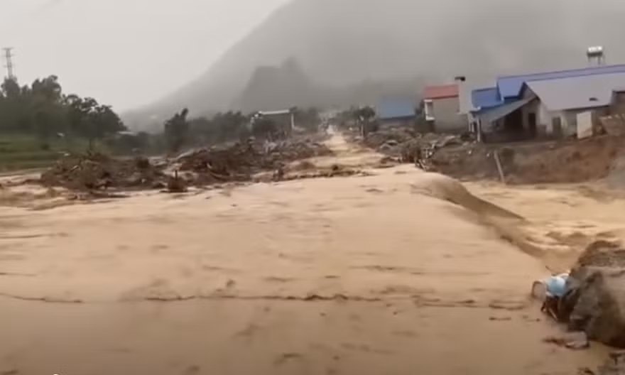 Lũ lại tràn về Mường Than, yêu cầu người dân tránh xa điểm sạt lở