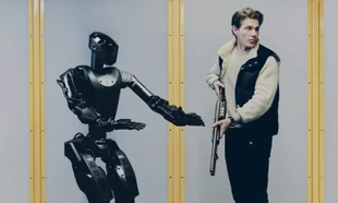 Robot hình người Phantom MK-1 và ông Mike LeBlanc trong một cuộc thử nghiệm vũ khí robot. Nguồn: Foundation.