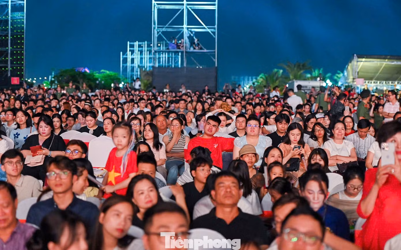 tp-quoc-nam-le-hoi-hoa-phuong-do-6.jpg
