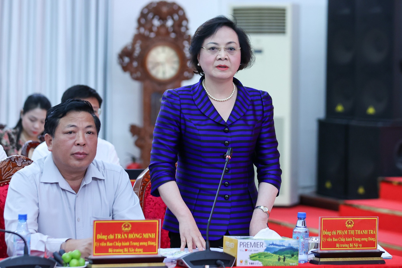 Bộ trưởng Nội vụ Phạm Thị Thanh Trà báo cáo về tình hình thực hiện chính quyền 2 cấp - Ảnh: VGP/Nhật Bắc long-4905.jpg