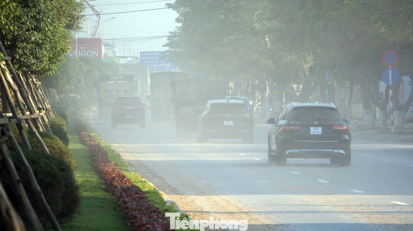 Anh Đức Anh (ở phường Dương Kinh, Hải Phòng) cho biết, lớp đất cát rơi dày đặc dọc đường dài hàng km nhưng không được tưới nước hay quét dọn. Tuyến đường Phạm Văn Đồng là cửa ngõ ra vào trung tâm thành phố, có lưu lượng phương tiện rất lớn. Do đó, dọc đường này luôn trong tình trạng bão bụi bủa vây, ô nhiễm không khí nghiêm trọng. tp-bui-14.jpg