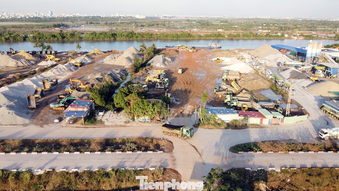 Dọc bờ sông Lạch Tray (khu vực quận Dương Kinh cũ) là nơi có hàng chục bến bãi tập kết vật liệu xây dựng, trạm trộn bê tông. Khu vực này hàng ngày có hàng trăm xe tải, xe bồn ra vào vận chuyển nguyên vật liệu và đều di chuyển ra đường Phạm Văn Đồng. tp-bui-hp-3.jpg