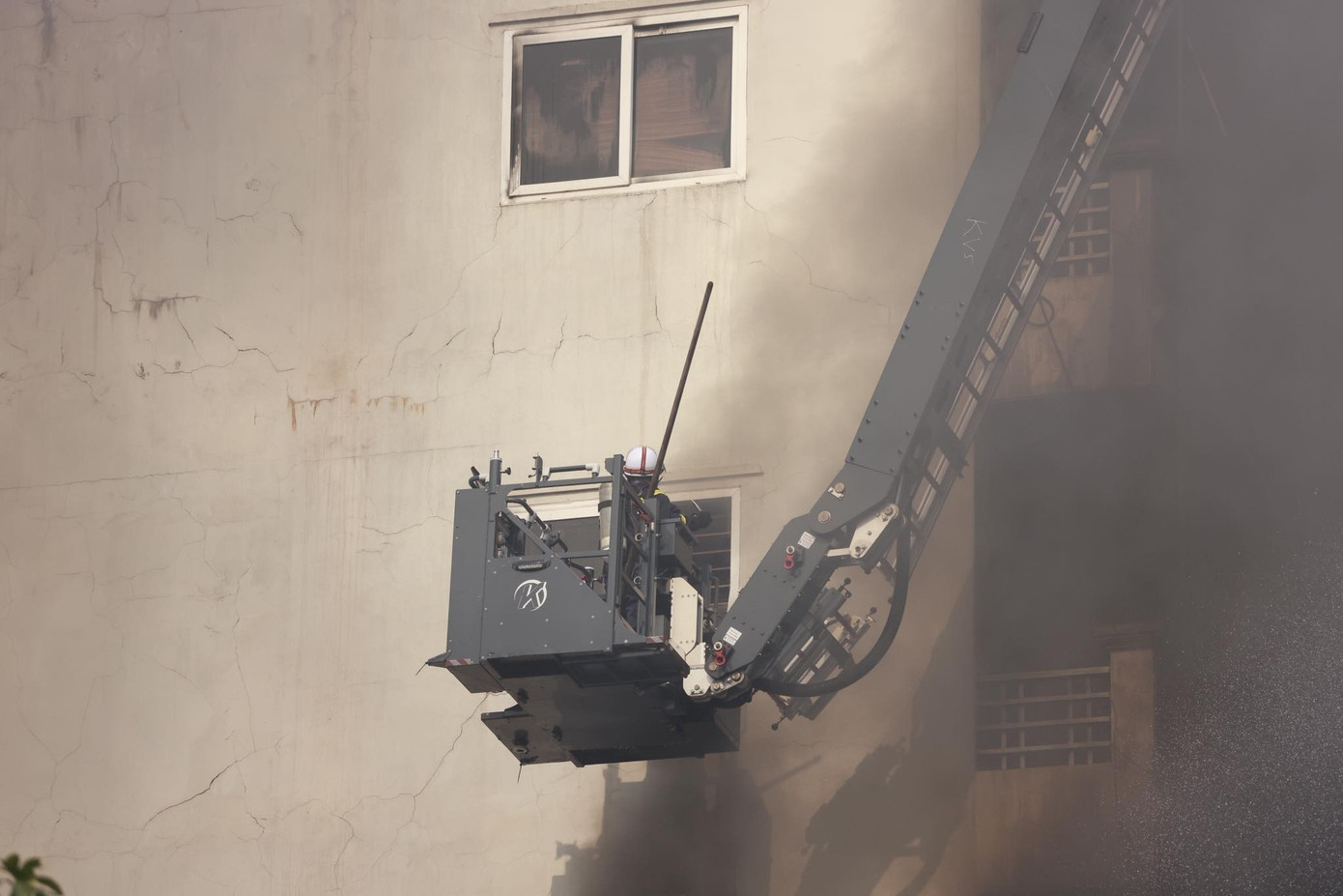 Lực lượng chức năng khẩn trương chữa cháy, cứu nạn. Ảnh: Như Ý coved-chay.jpg