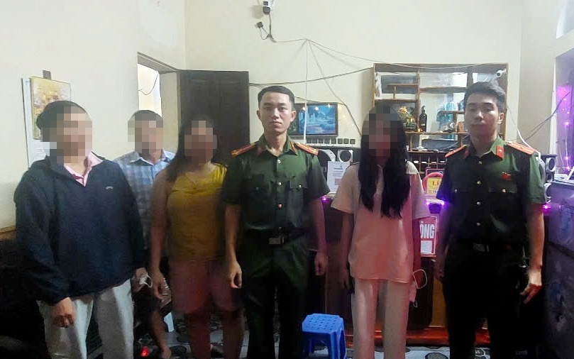 Công an phường Lưu Kiếm (Hải Phòng) bàn giao cô gái 18 tuổi cho gia đình sau nhiều giờ bị các đối tượng lừa đảo bằng hình thức "bắt cóc online ". lua-dao1.jpg