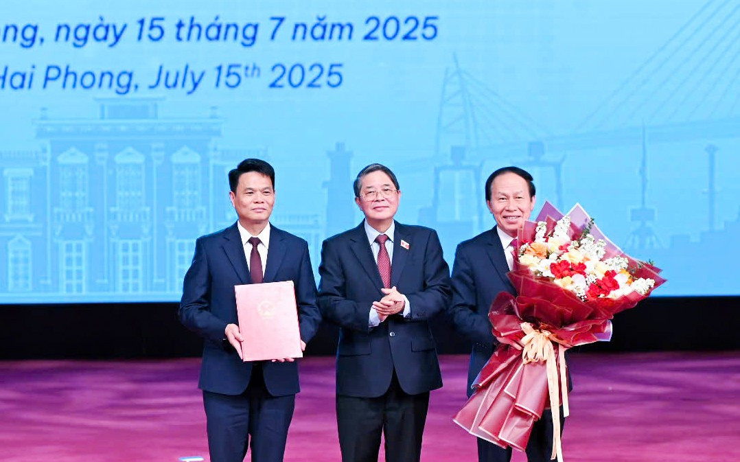 Lãnh đạo TP Hải Phòng nhận Nghị quyết 226 của Quốc hội về thí điểm các cơ chế, chính sách đặc thù Hải Phòng. hai-phong2.jpg
