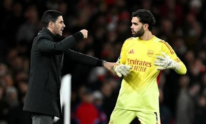 Arteta trao đổi với Raya.