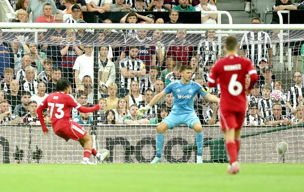 Hàng thủ Newcastle bất lực chứng kiến Ngumoha ghi bàn 20250826-012455-0.jpg