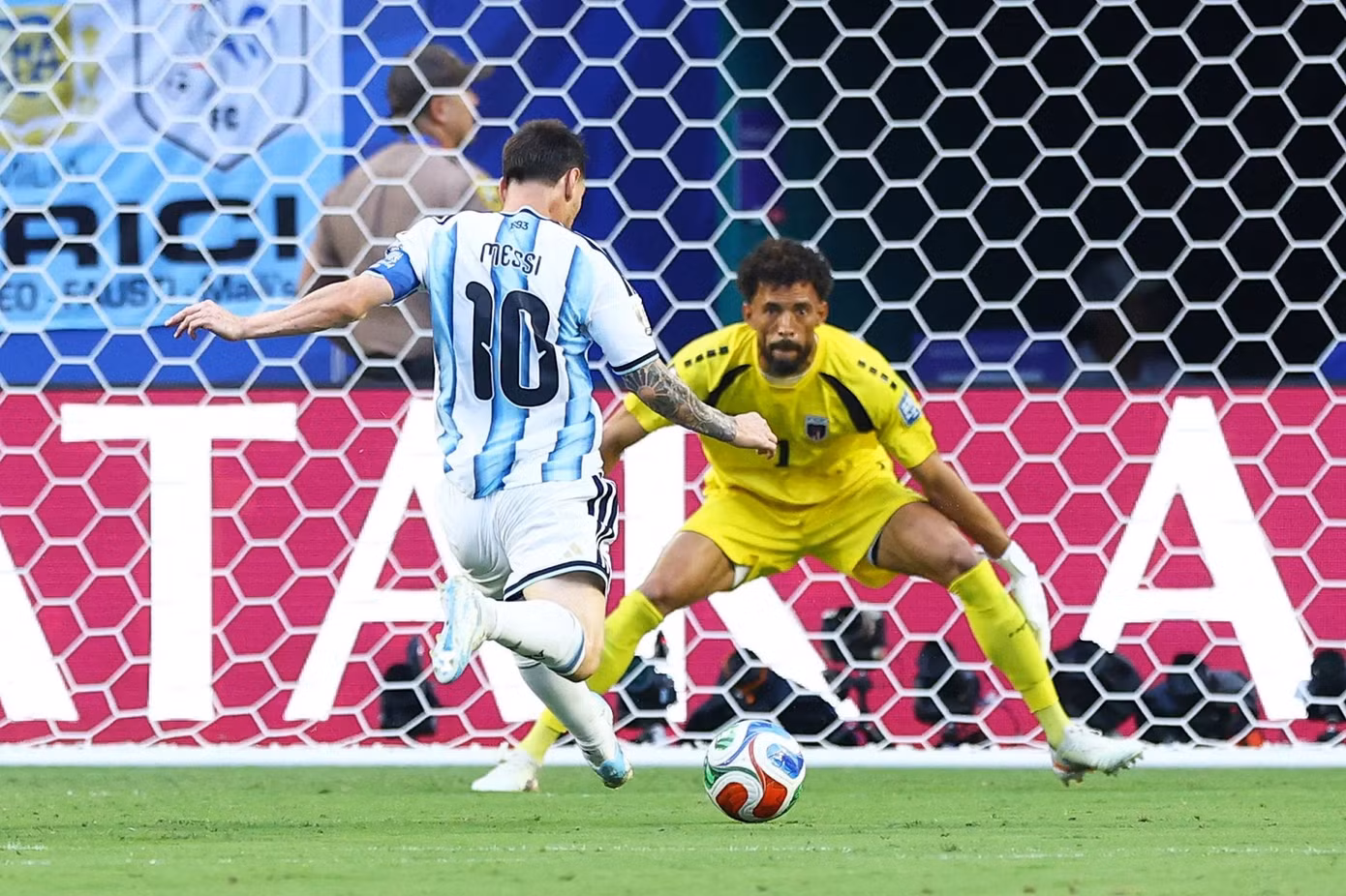 أهدى ميسي حارس مرمى الرأس الأخضر أربع تذاكر لحضور نهائي كأس العالم. 6 messi-2.jpg