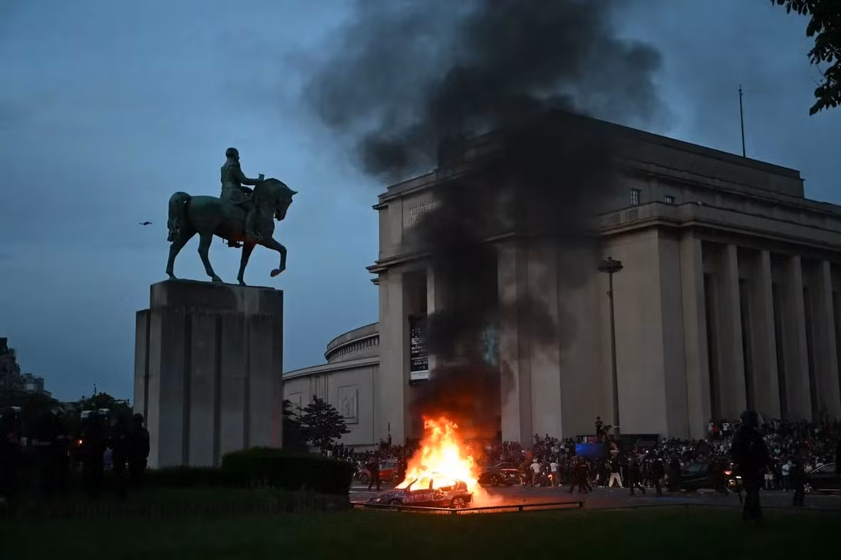 une-voiture-est-incendiee-alors-que-des-supporters-du-psg-celebrent-la-victoire-2295019.jpg
