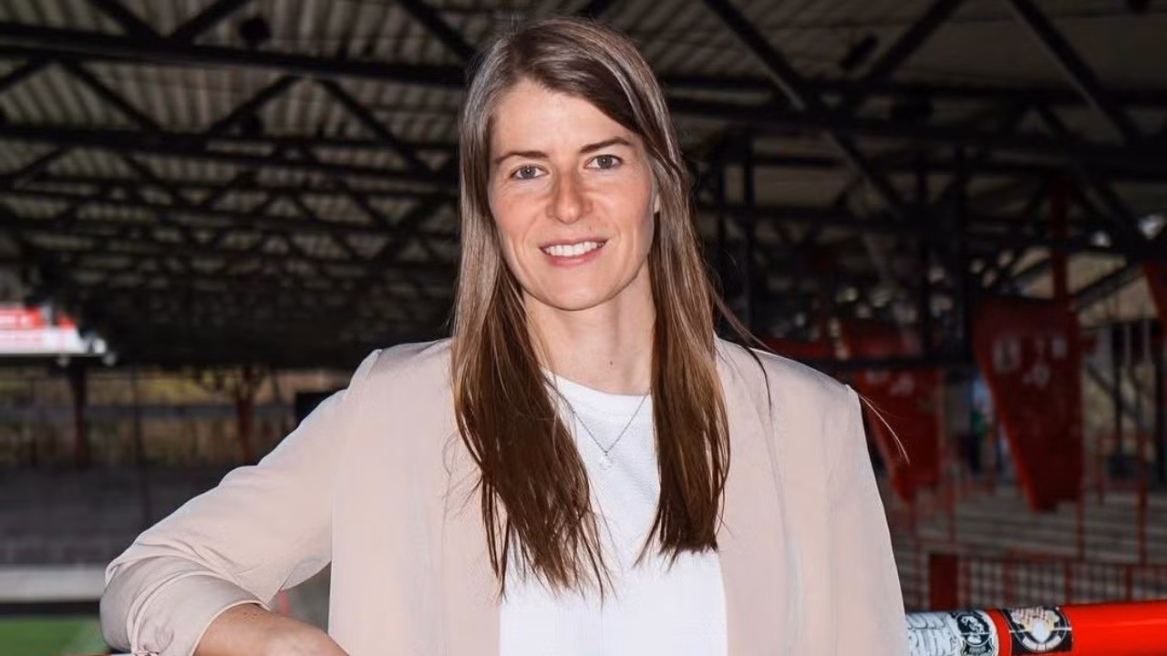 marie-louise-eta-se-torna-a-primeira-mulher-a-treinar-equipe-na-liga-alema-de-futebol.jpg