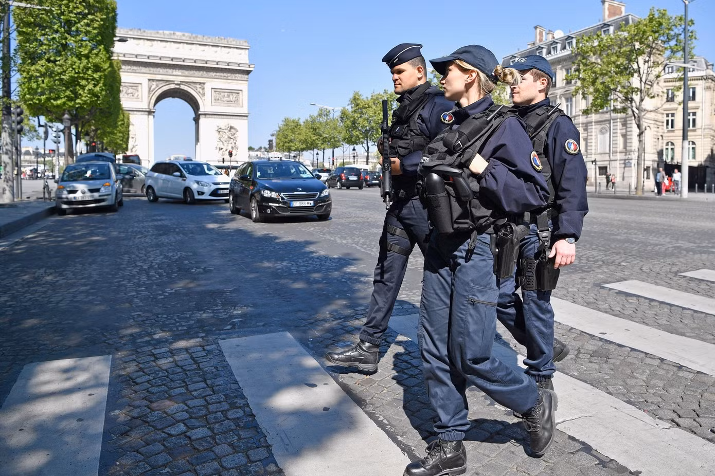 26b202-20170421-paris-attack.jpg