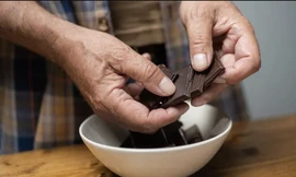 Một miếng sô cô la đen có thể cải thiện trí nhớ chỉ trong một giờ