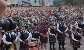 374 người thổi kèn túi cùng chơi bài hát của AC/DC, phá vỡ kỷ lục thế giới