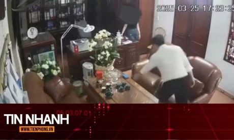 TIN NHANH: Người đàn ông thân mật với nhiều phụ nữ bị buộc thôi việc