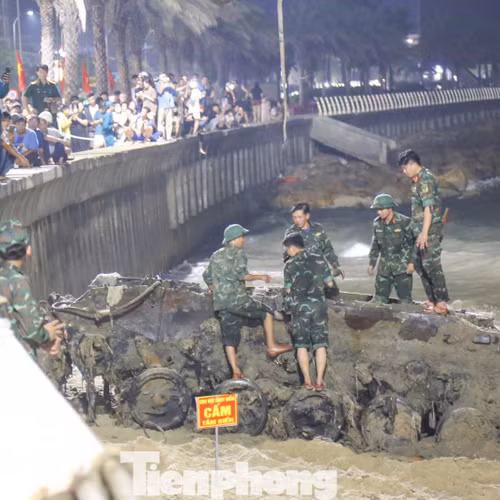 VIDEO: Toàn cảnh trục vớt xác xe tăng trên biển Quy Nhơn