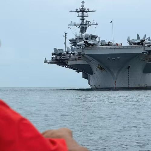 Clip: Xem tàu sân bay Mỹ USS George Washington rời vịnh Đà Nẵng