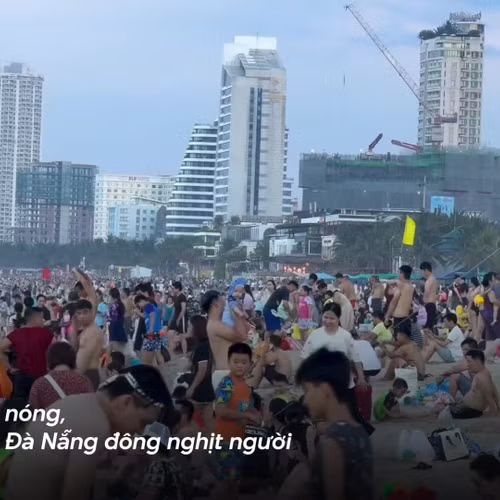 Nóng như đổ lửa, biển Đà Nẵng đông nghịt từ sáng đến tối
