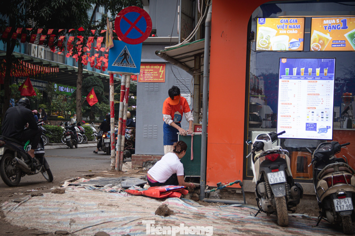Nhiều đoạn thi công cắt ngang các hẻm nhỏ và lối vào khu chung cư kéo dài gần một tháng chưa hoàn thành. Tình trạng bùn đất tràn mặt đường buộc người dân phải tự gia cố lối đi để duy trì hoạt động kinh doanh.