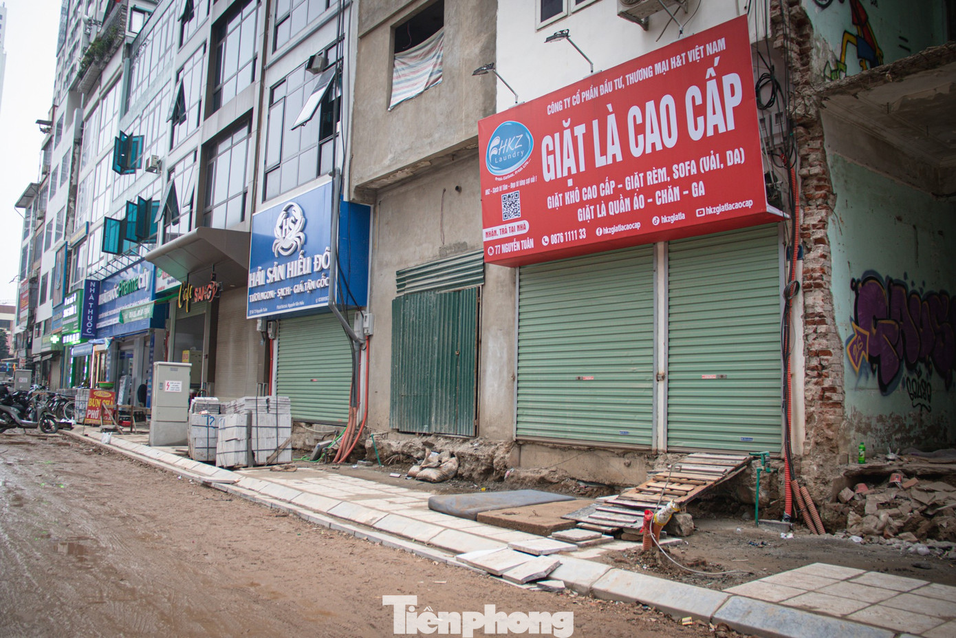 Do hoạt động kinh doanh trì trệ kể từ khi tuyến đường được thi công, một số hộ dân dọc tuyến đã phải tạm đóng cửa hàng.