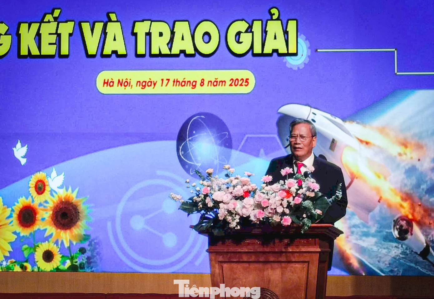 El Dr. Le Xuan Rao habló en la ceremonia de premiación. tp-letraogiai-1.jpg