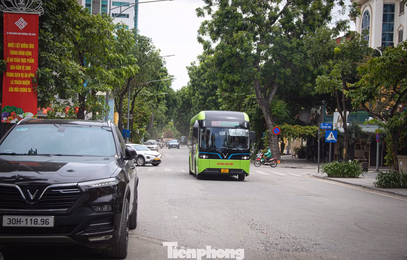 Liên quan đến tiến độ dự án, đại diện Trung tâm Quản lý hạ tầng kỹ thuật Hà Nội thông tin, nguyên nhân khiến công trường vẫn ngổn ngang là do một số đoạn nền asphalt không đạt độ chặt yêu cầu. Để đảm bảo chất lượng, các vị trí này đang được bóc dỡ và thảm lại.
