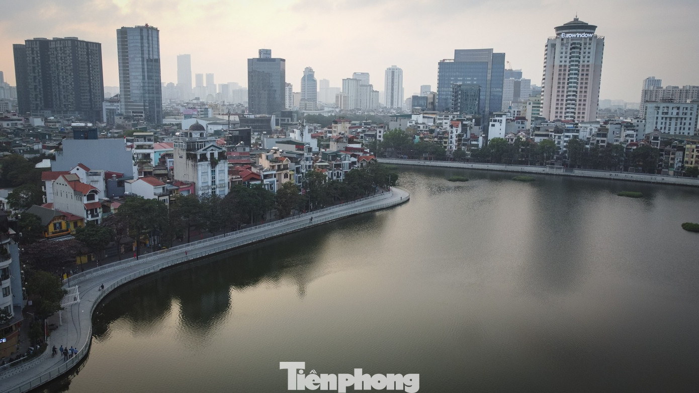 Hồ Đống Đa (còn gọi là hồ Hoàng Cầu) rộng khoảng 12,5 ha, chiều dài kè hồ 1.900 m. Phía đông và đông nam là tuyến phố Hoàng Cầu nối từ đường Láng đến Đê La Thành, chạy vòng quanh hồ là tuyến phố Đặng Tiến Đông - Mai Anh Tuấn.