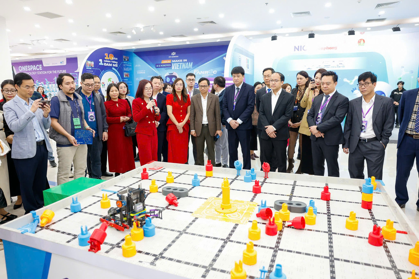 Các đại biểu tham quan khu vực trải nghiệm.