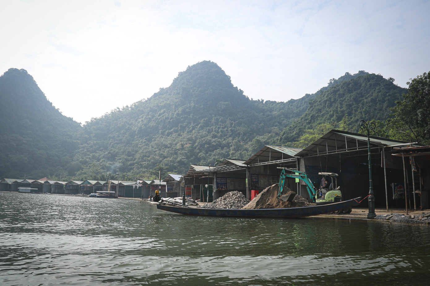 Không chỉ khu vực Yến Vĩ, các điểm dịch vụ gần Thiên Trù, cổng động Hương Tích và Bến Trò cũng đang được sắp xếp lại.