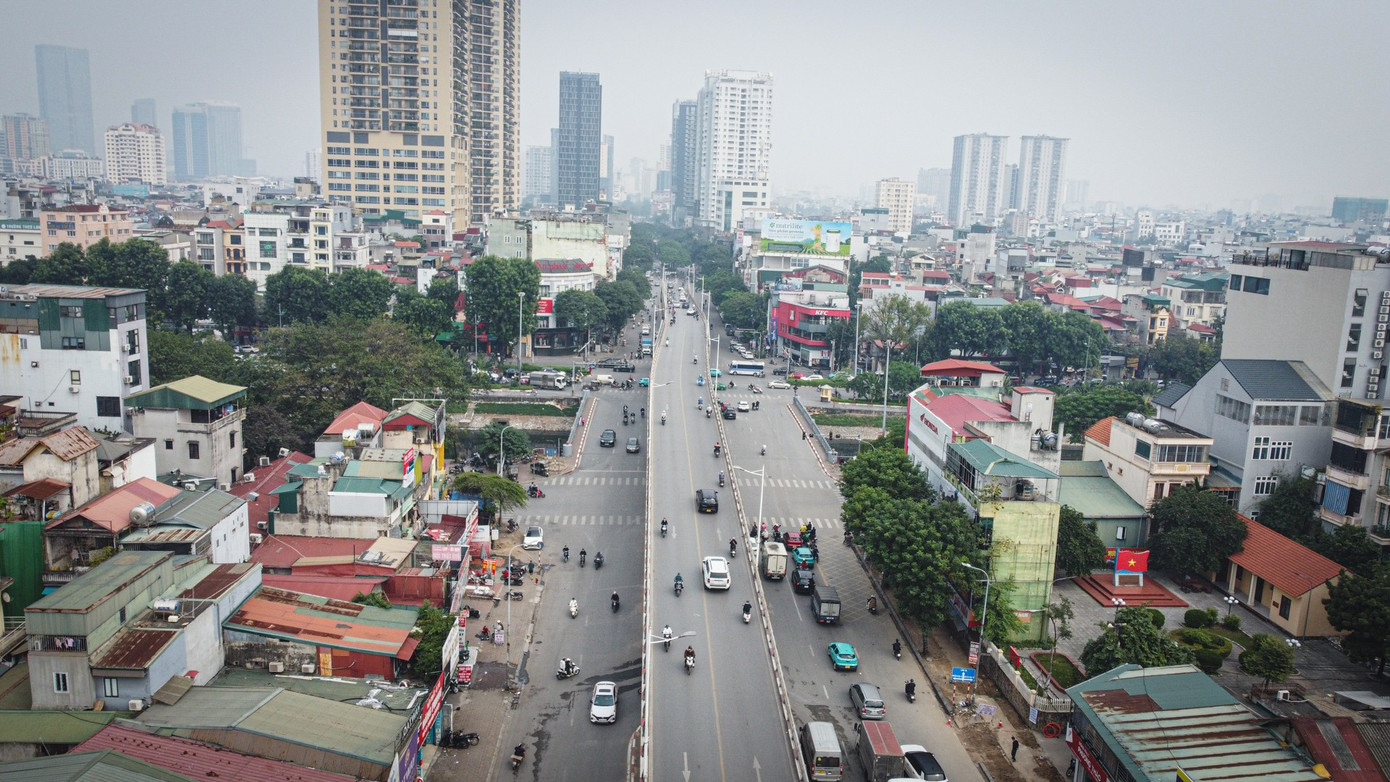 Theo Luật Quảng cáo, kích thước biển hiệu được quy định rõ ràng: Đối với biển hiệu ngang thì chiều cao tối đa là 2 m, chiều dài không vượt quá chiều ngang mặt tiền nhà. Đối với biển hiệu dọc thì chiều ngang tối đa là 1m, chiều cao tối đa là 4m nhưng không vượt quá chiều cao của tầng nhà nơi đặt biển hiệu. Biển hiệu không được che chắn không gian thoát hiểm, cứu hỏa; không được lấn ra vỉa hè, lòng đường, ảnh hưởng đến giao thông công cộng. Luật Quảng cáo đã quy định rõ ràng nhưng việc thực hiện của các chủ cửa hàng không được thực hiện đúng, luôn cố tình vi phạm để làm sao sản phẩm quảng cáo đập vào mắt người tiêu dùng nhất.