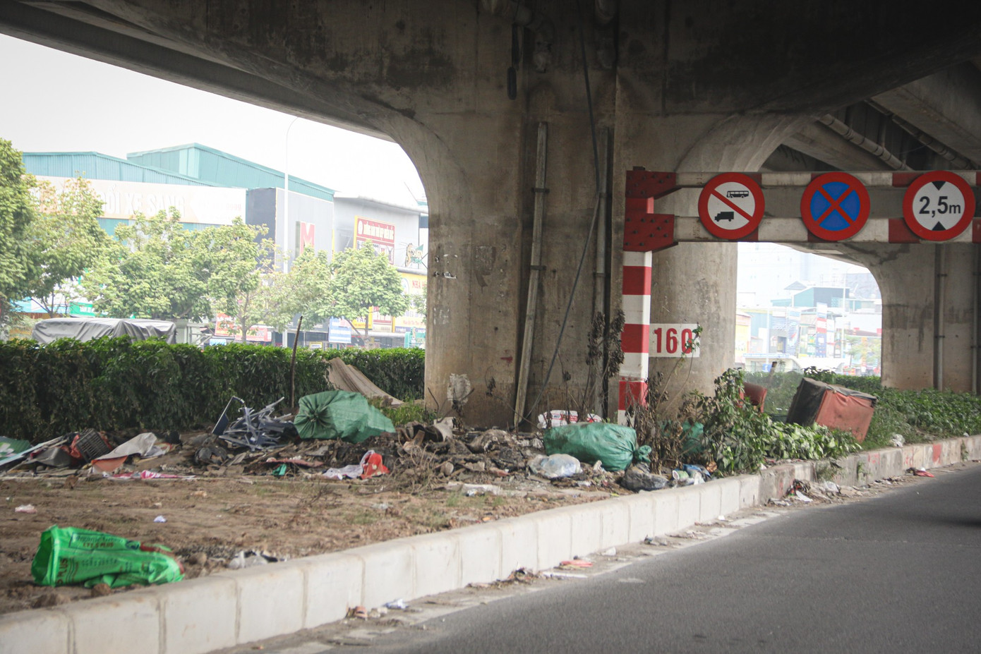 Trước đó, vào ngày 3/12, Chủ tịch UBND Thành phố giao Sở Nông nghiệp và Môi trường chủ trì, phối hợp với các cơ quan chức năng, chính quyền địa phương khẩn trương kiểm tra toàn diện hiện trạng tại hai tuyến đường. Yêu cầu đặt ra là xác minh đầy đủ các hành vi đổ trộm rác, phế thải xây dựng; rà soát trách nhiệm của các đơn vị liên quan; đồng thời xử lý nghiêm các trường hợp vi phạm theo quy định pháp luật. Song song với hoạt động kiểm tra và xử lý, Thành phố giao các đơn vị vệ sinh môi trường khẩn trương thu gom, vận chuyển toàn bộ lượng rác và phế thải tồn đọng. Các bãi rác tự phát trên Vành đai 2 và Vành đai 3 phải được xóa trong thời gian sớm nhất, trả lại cảnh quan sạch đẹp cho tuyến giao thông trọng điểm này. Thành phố yêu cầu Sở Nông nghiệp và Môi trường báo cáo kết quả xử lý trong thời gian sớm nhất, đồng thời đề xuất giải pháp ngăn chặn lâu dài nhằm bảo đảm môi trường, trật tự và hình ảnh đô thị văn minh của Thủ đô.