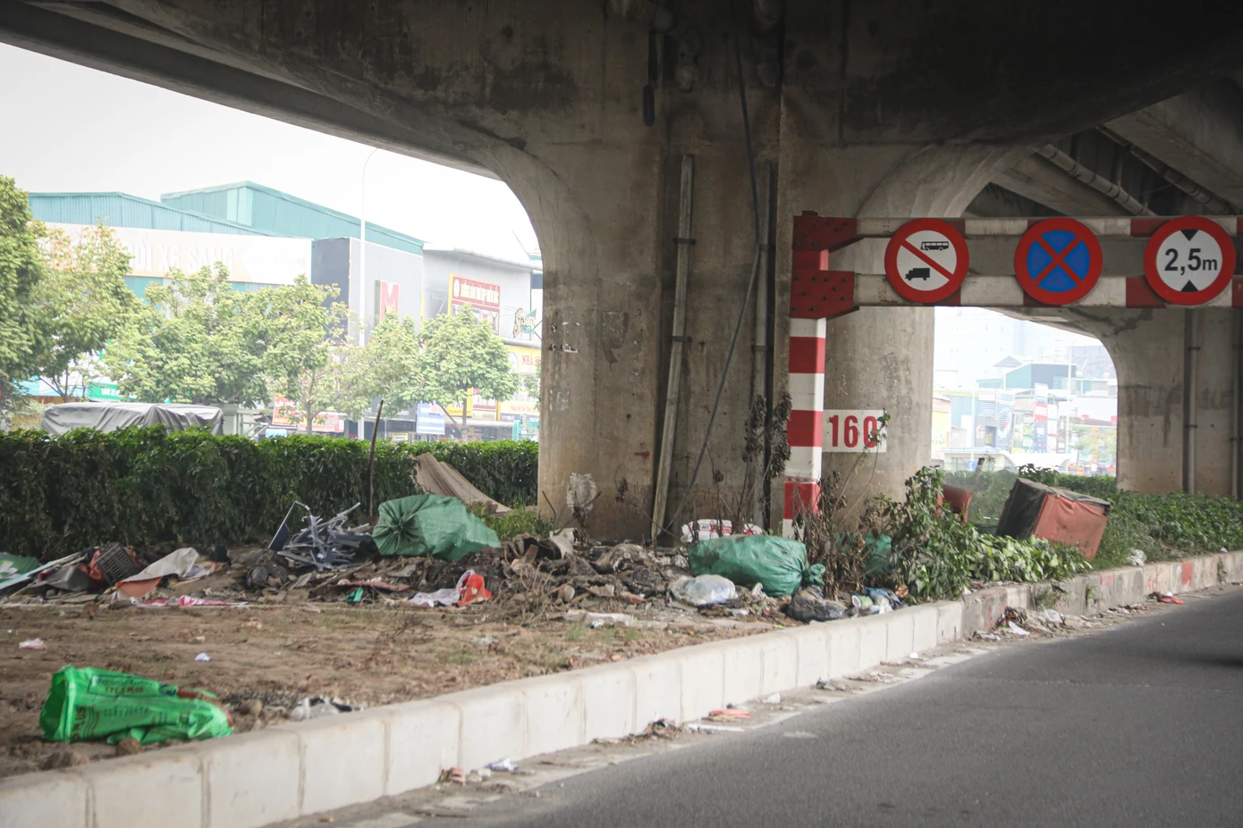 Trước đó, vào ngày 3/12, Chủ tịch UBND Thành phố giao Sở Nông nghiệp và Môi trường chủ trì, phối hợp với các cơ quan chức năng, chính quyền địa phương khẩn trương kiểm tra toàn diện hiện trạng tại hai tuyến đường. Yêu cầu đặt ra là xác minh đầy đủ các hành vi đổ trộm rác, phế thải xây dựng; rà soát trách nhiệm của các đơn vị liên quan; đồng thời xử lý nghiêm các trường hợp vi phạm theo quy định pháp luật. Song song với hoạt động kiểm tra và xử lý, Thành phố giao các đơn vị vệ sinh môi trường khẩn trương thu gom, vận chuyển toàn bộ lượng rác và phế thải tồn đọng. Các bãi rác tự phát trên Vành đai 2 và Vành đai 3 phải được xóa trong thời gian sớm nhất, trả lại cảnh quan sạch đẹp cho tuyến giao thông trọng điểm này. Thành phố yêu cầu Sở Nông nghiệp và Môi trường báo cáo kết quả xử lý trong thời gian sớm nhất, đồng thời đề xuất giải pháp ngăn chặn lâu dài nhằm bảo đảm môi trường, trật tự và hình ảnh đô thị văn minh của Thủ đô.