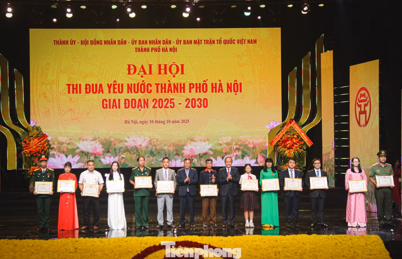 Phó Bí thư Thường trực Thành ủy Hà Nội Nguyễn Văn Phong, Chủ tịch HĐND thành phố Nguyễn Ngọc Tuấn đã trao tặng danh hiệu “Người tốt, việc tốt” tặng một số cá nhân tiêu biểu.