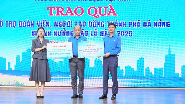 tong-lien-doan-lao-dong-viet-nam-bao-tuoi-tre-trao-1-ti-dong-ho-tro-cong-nhan-da-nang-bi-thiet-hai-do-mua-bao-anh-5-176225331554795390532.jpg