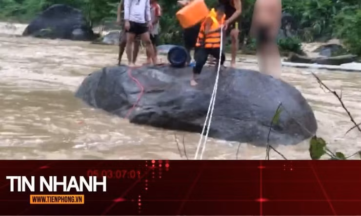 TIN NHANH: Nghẹt thở giải cứu 3 người mắc kẹt giữa dòng lũ đổ về hồ thủy điện