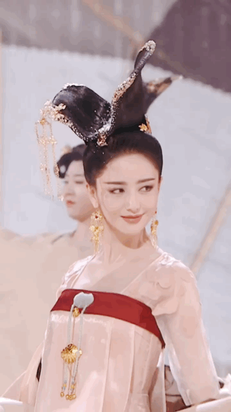 Mê mẩn màn múa đẹp say lòng của người đẹp Tân Cương Đồng Lệ Á ảnh 1