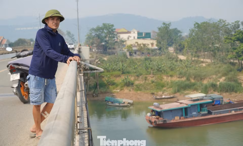 Khoảnh khắc người hùng lao từ độ cao 10m xuống sông Lam cứu hai mẹ con