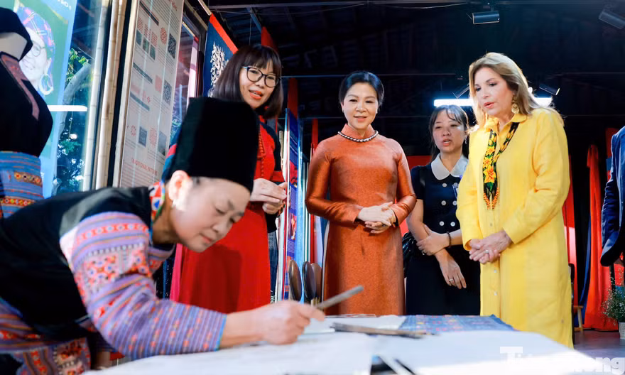 Phu nhân Tổng Bí thư, Chủ tịch nước Tô Lâm và Phu nhân Tổng thống Panama tìm hiểu trang phục dân tộc thiểu số