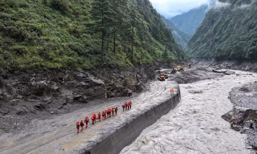 Nepal từ chối các đội cứu hộ nước ngoài sau thảm họa ‘sóng thần trên cạn’