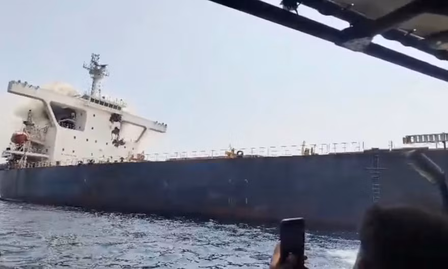 Hai tàu chìm liên tiếp, eo biển Hormuz lại nóng rực