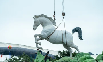 Linh vật 'Bát mã truy phong' xuất hiện bên vịnh Hạ Long