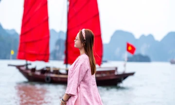 Người dân đua nhau check in ở vịnh Hạ Long