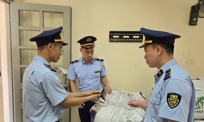Lực lượng chức năng thuộc Đội QLTT số 1 đang thu giữ 9 bao hàng, đồng thời làm việc với chủ hàng.