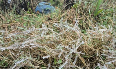 Băng giá xuất hiện trên đỉnh Mẫu Sơn