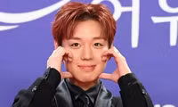 Park Ji Hoon xuất hiện 'rạng rỡ' trên thảm đỏ Lễ trao giải 'Rồng Xanh' lần thứ 5
