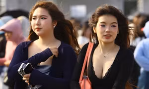 Fan mặc sexy đổ về Mỹ Đình gặp 28 anh trai