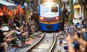 Giải tỏa phố cà phê đường tàu Hà Nội 